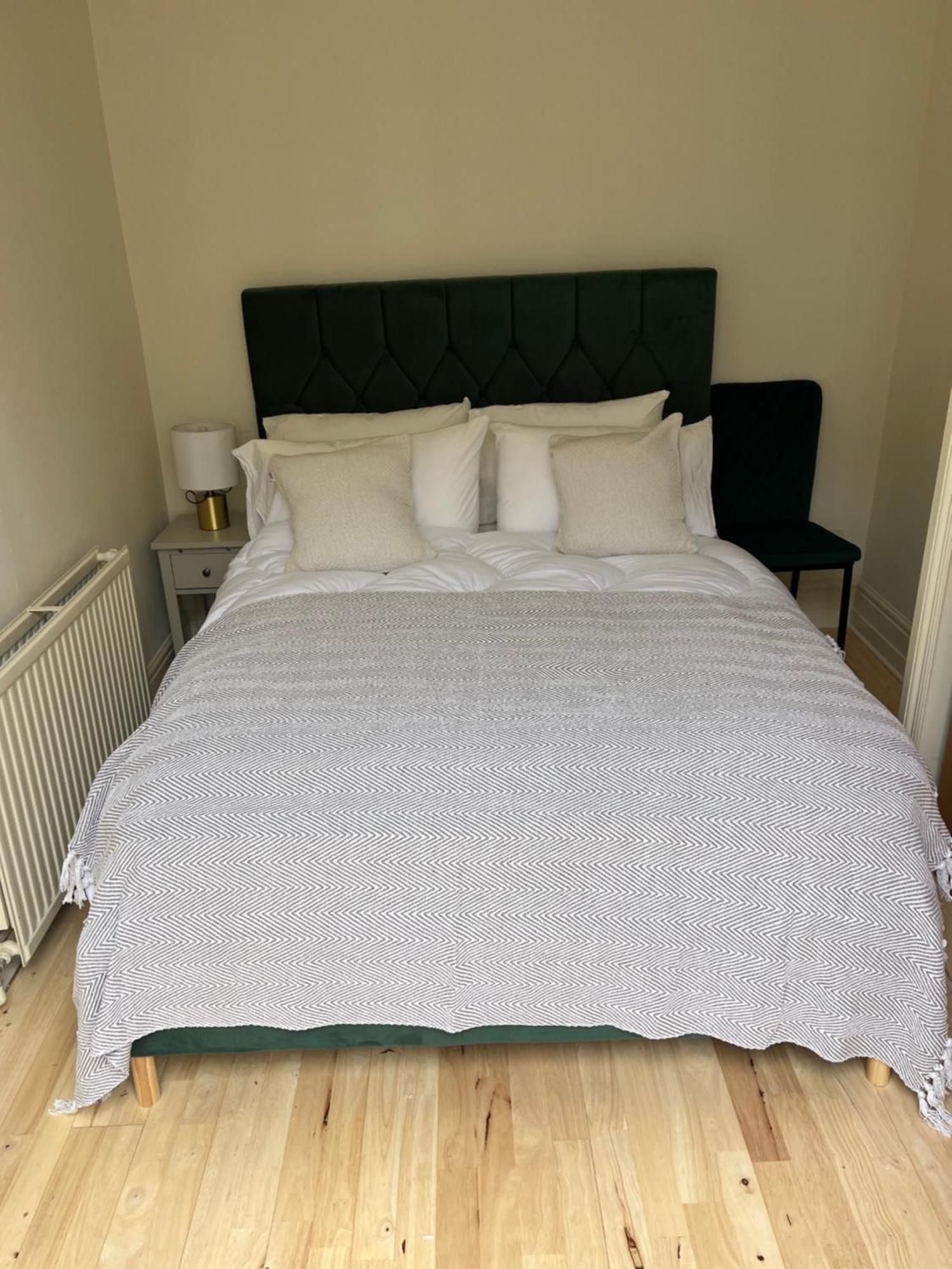 Newly Refurbished- Awesome Very Flat In Famous Notting Hill With A Balcony Apartment