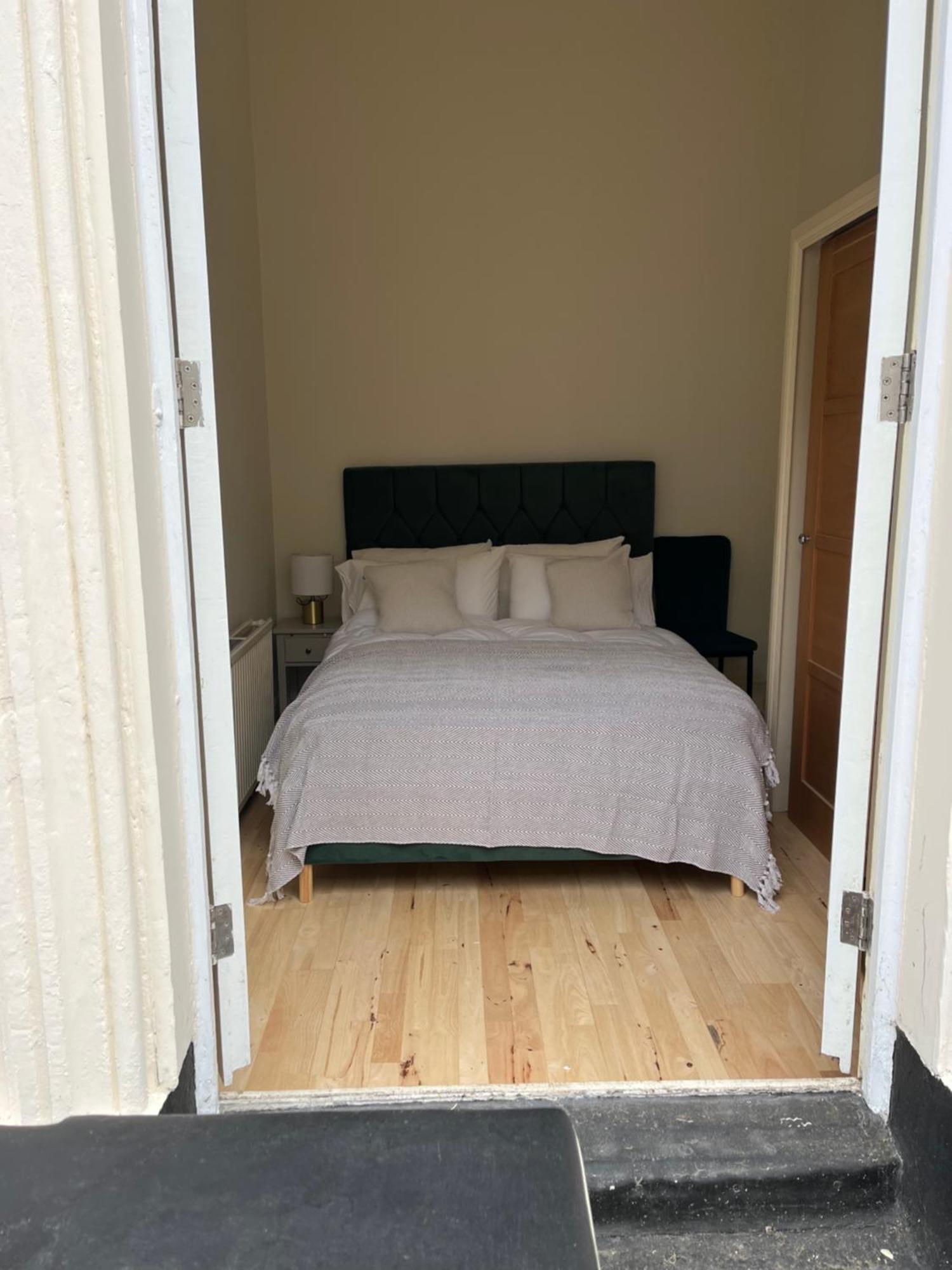 Newly Refurbished- Awesome Very Flat In Famous Notting Hill With A Balcony Apartment *