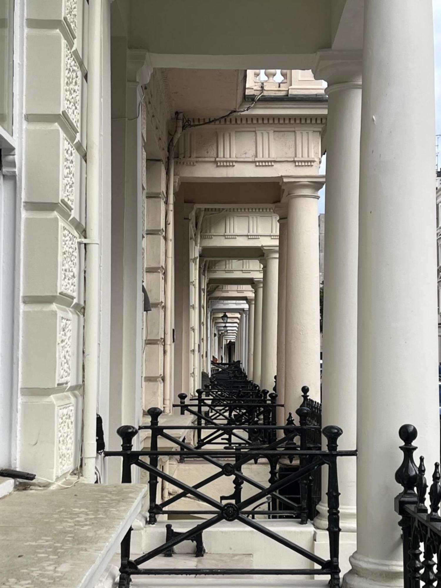 Newly Refurbished- Awesome Very Flat In Famous Notting Hill With A Balcony Apartment